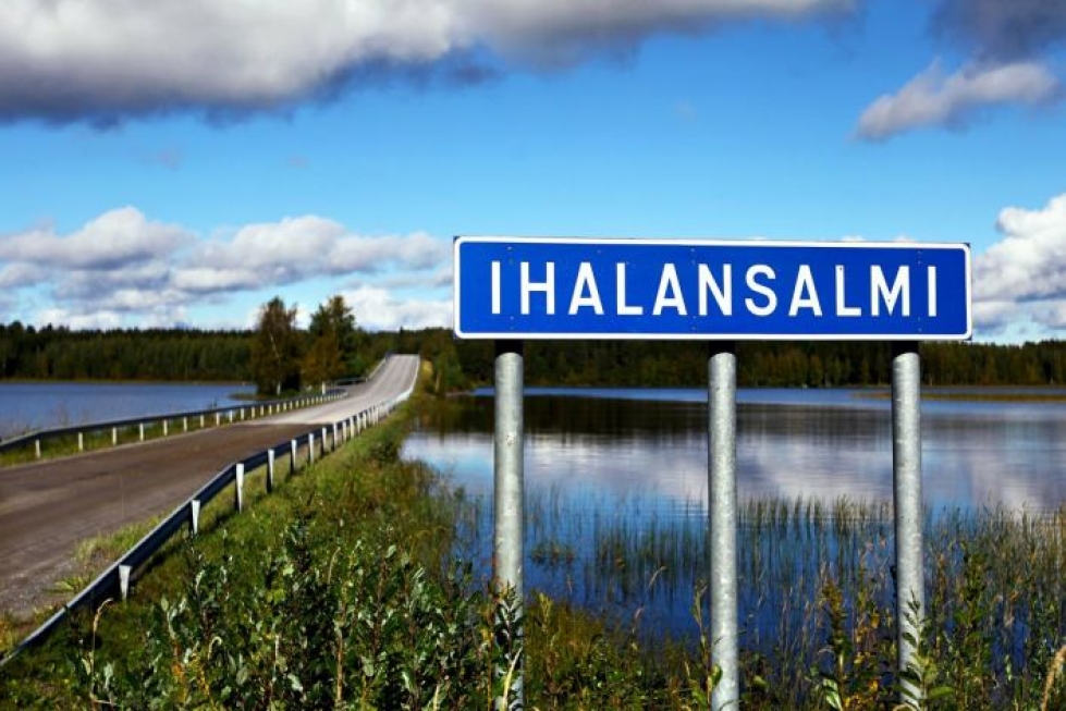 Ihalansalmen silta on Oravisalon ja Varpasalon välissä. Niiden kyläyhdistys, Saimaan saariston kehittämisyhdistys, vaatii alueelle parempaa tiestön kunnossapitoa.