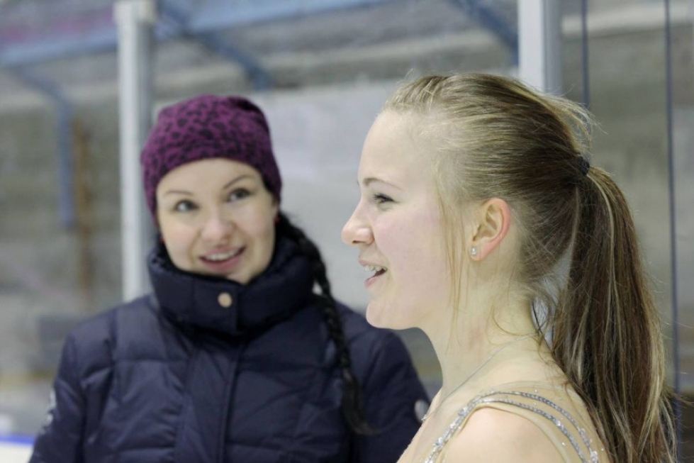 Saara Järvinen (oik.) on Joensuun Katajan ainoa taitoluistelija junioreiden SM-tasolla. Taustalla Katajan valmentaja Tiina Weckman.