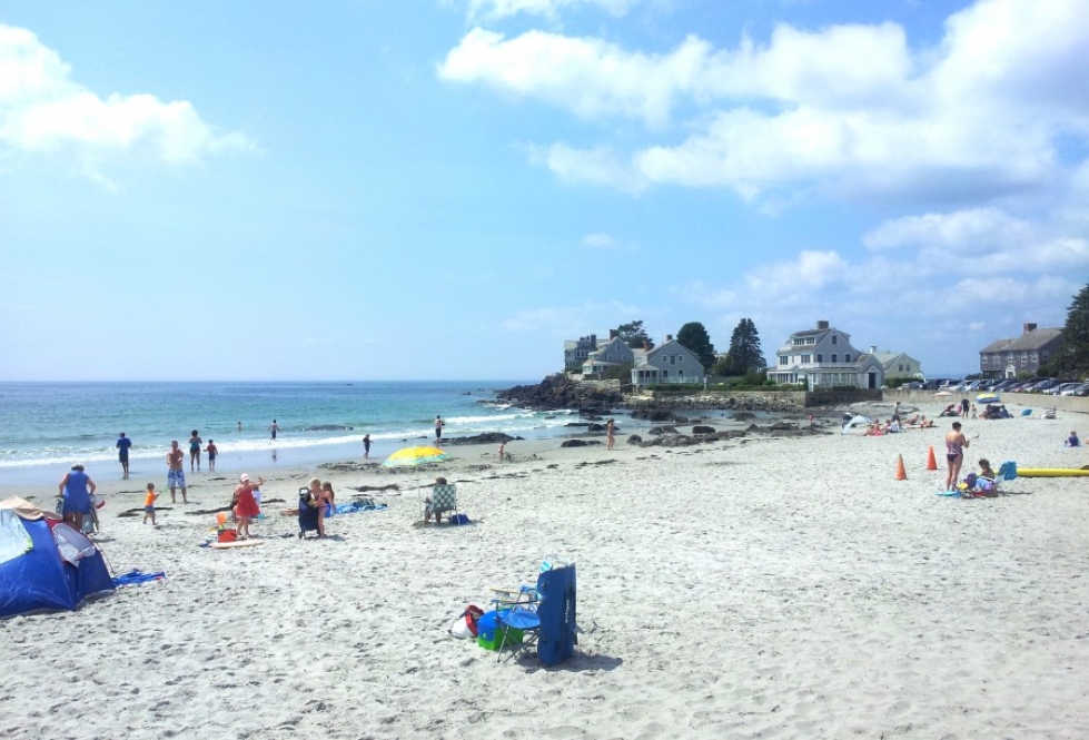 Kennebunk Beachillä Yhdysvaltojen Mainessa oppii, että helteestä huolimatta Altantin vesi on aina kylmää.