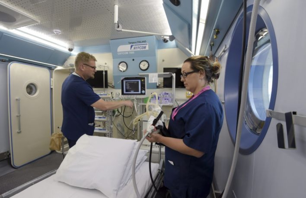 Erikoislääkäri Olli Arola ja sairaanhoitaja Eveliina Vasanen valmistelevat potilaan vastaanottoa Turun yliopistollisessa keskussairaalassa 24. heinäkuuta 2015. LEHTIKUVA / MARKKU ULANDER