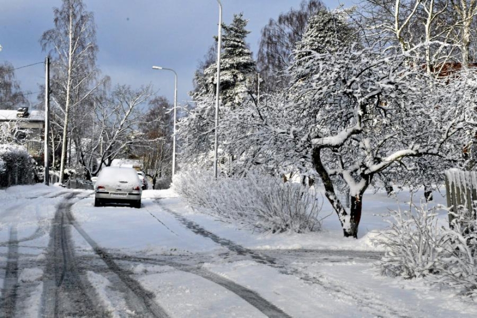 Ilmatieteen laitoksen mukaan ajokeli on edelleen erittäin huono Uudenmaan, Kanta-Hämeen, Päijät-Hämeen ja Pirkanmaan maakunnissa lumisateen vuoksi.