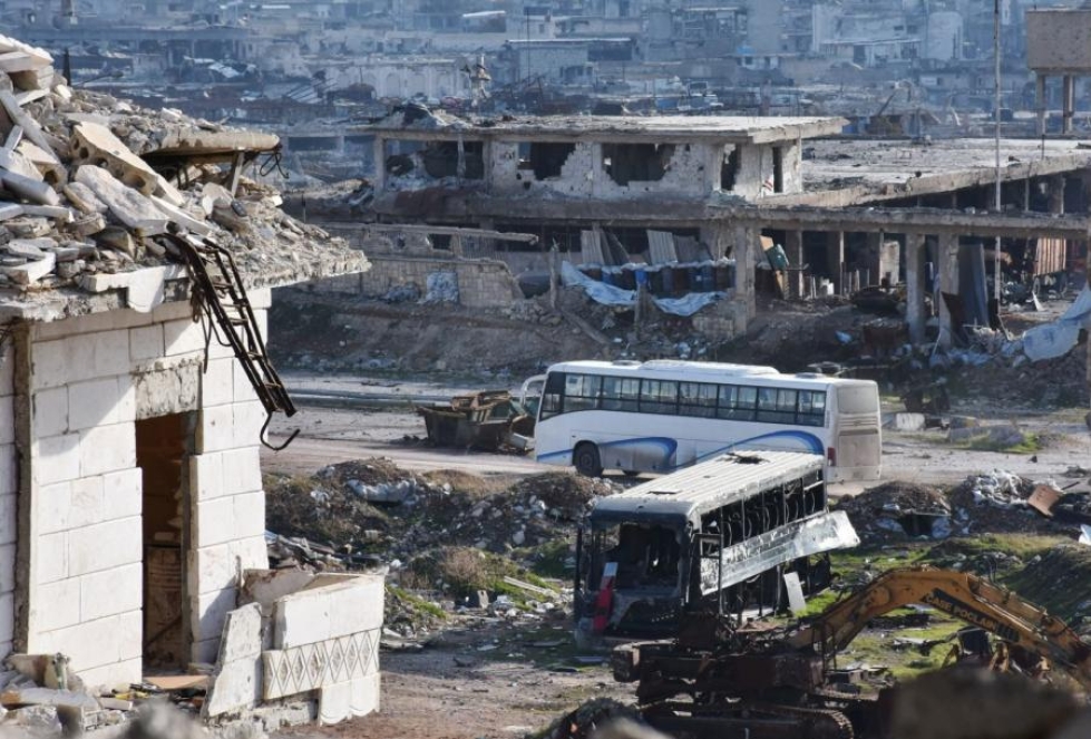 Yli 300 ihmisen kerrotaan päässeen lähtemään Syyrian saarretusta Itä-Alepposta. Evakuoitavia kuljetetaan linja-autoin. LEHTIKUVA/AFP