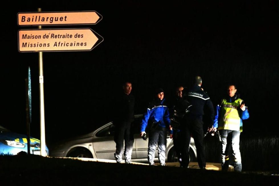 Ranskassa Montferrier-sur-Lezissä santarmit vartioivat tietä lähellä  asuntolaa, jossa yksi ihminen sai surmansa aseistautuneen miehen hyökkäyksessä. Teon motiivista ei ole tietoa. LEHTIKUVA/AFP