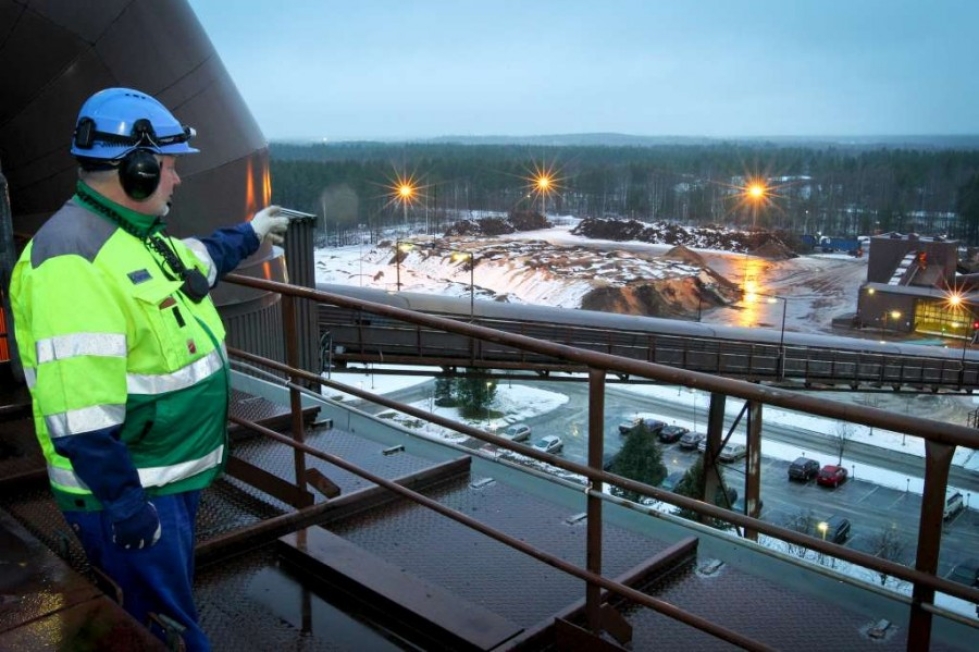 Fortum päättää tammikuussa, rakennetaanko bioöljylaitos Joensuun Iiksenvaaralle. Kuvassa operaattori Sakari Aitio.