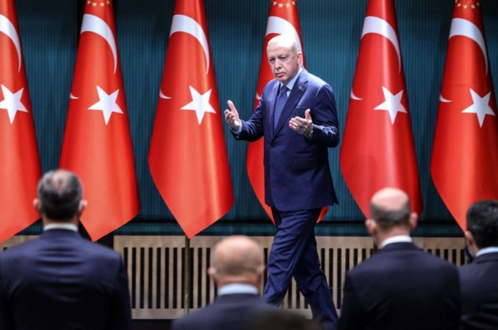 Arvostelijoiden mielestä presidentti Erdogan (kuvassa) on käyttänyt vallankaappausyritystä hyväkseen keskittääkseen valtaa itselleen. LEHTIKUVA/AFP
