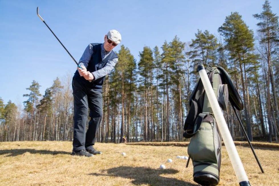 Liperiläinen Martti Ruha, 71, polkee usein pyörällä harjoittelemaan Pilkonpuiston golfkentälle. Mukana hänellä on muutama maila ja parikymmentä palloa. 