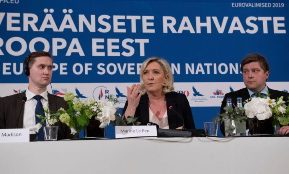 Perussuomalaisten Olli Kotron (oik.) lausunnosta venäläismedialle nousi kohu. Keskellä Ranskan äärioikeiston johtaja Marine le Pen ja vasemmalla virolaiskansanedustaja Jaak Madison.