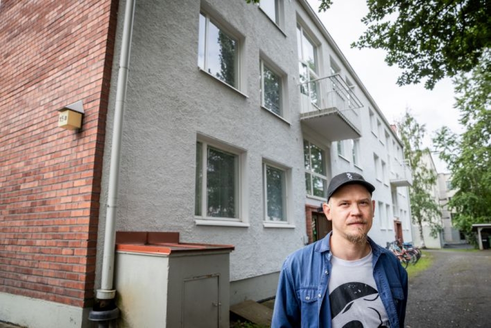 MC Jodarok eli Matti Salminen on kiitollinen, että saa tehdä musiikkia elannokseen. Taustalla hänen lapsuutensa kotitalo Joensuun keskustassa.  