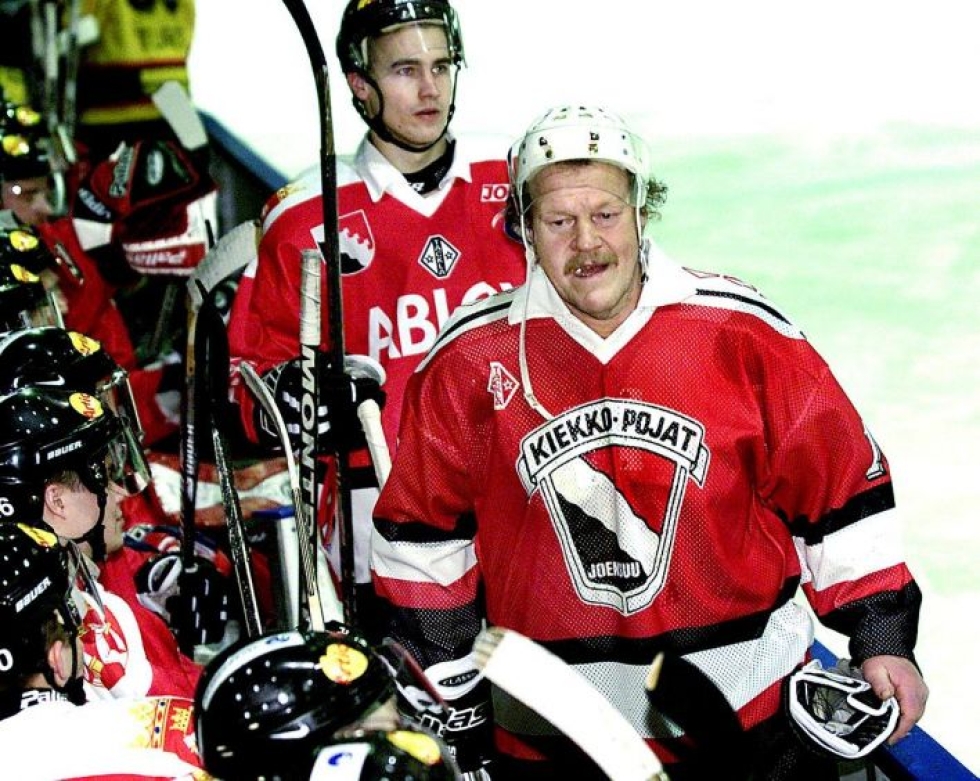 Lauri Mononen palasi kaukaloon vielä 52-vuotiaana, kun hän pelasi tuolloin Suomi-sarjassa tahkonneen Jokipoikien riveissä joulukuussa 2002 harjoitusottelun KalPaa vastaan.