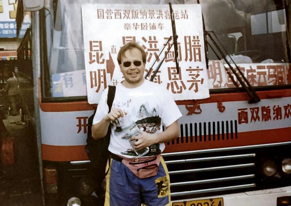 Aki Pulli toukokuussa 1996 Kiinan Yunnanin pääkaupungissa Kunmingissa. Edessä on vuorokauden kestävä bussimatka.
