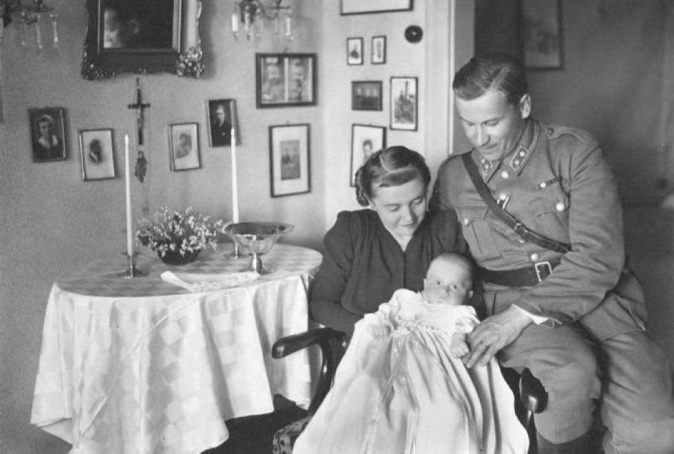 Sakari Lehtoranta poikansa Jyrkin ristiäisissä vuonna 1943 vaimonsa Julian kanssa.