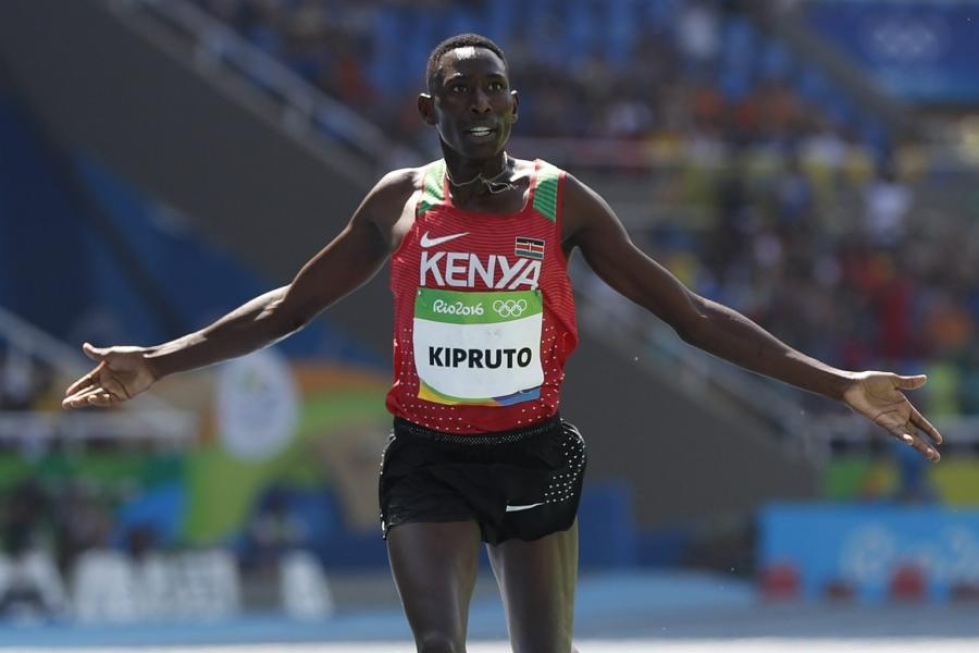 Kenian Conseslus Kipruto tuuletti voittoaan. LEHTIKUVA/AFP