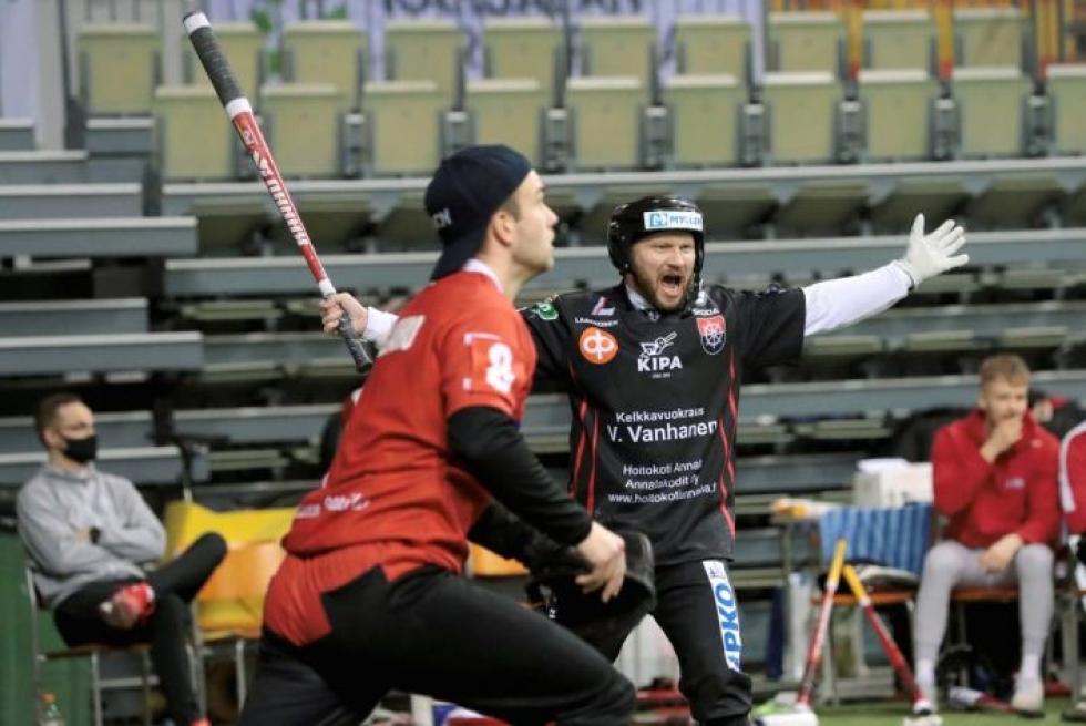 Lukkari Ville Väliahon JoMa ja konkari Sami Partasen KiPa kohtaavat harjoitusottelussa 8. toukokuuta Kiteellä.
