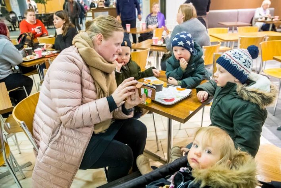 Henna Nuutisen perheessä on päätetty varjella lapsia niin pitkään kuin mahdollista digilaitteilta. Etelä-Suomessa asuvien isovanhempien kanssa vaihdellaan kuulumisia ja kuvia WhatsApp-sovelluksella.
