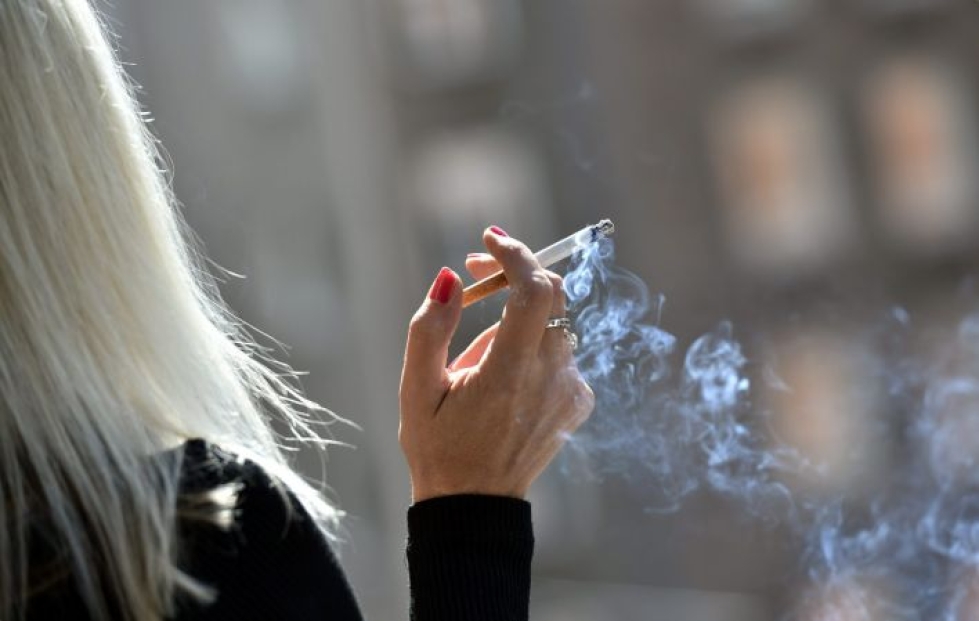Joka kolmas yli 15-vuotias eurooppalainen tupakoi. LEHTIKUVA / Emmi Korhonen