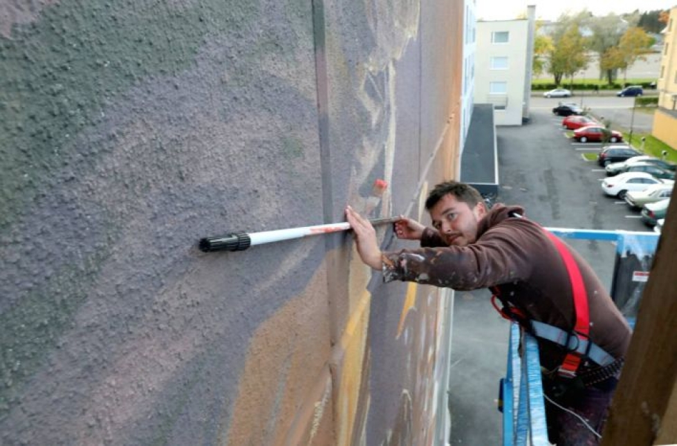 Robert Proch sanoo, että muraalia maalatessa on oltava kurinalaisempi kuin studiotyöskentelyssä.