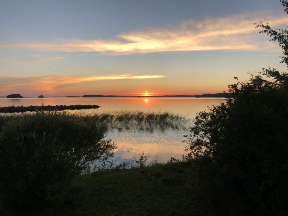 Auringonlasku Pyhäselän rannassa helteisen päivän jälkeen 19. huhtikuuta.