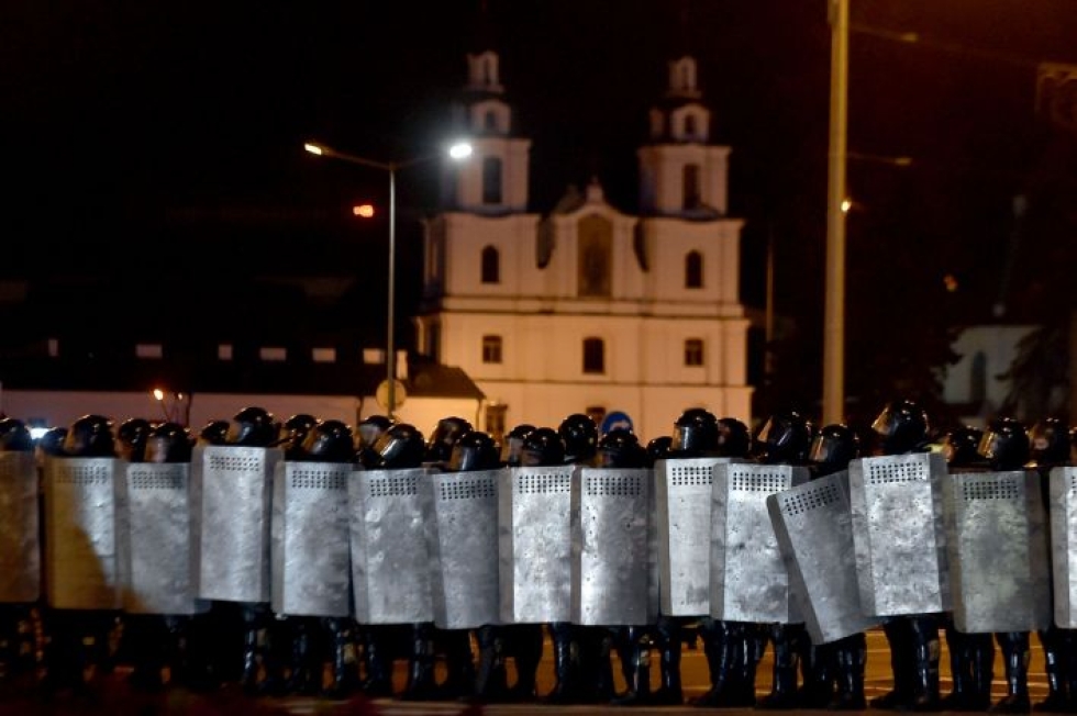 Mellakkapoliiseja Minskissä. Poliisin ja mielenosoittajien kerrotaan ottaneen pääkaupungin lisäksi yhteen myös muissa kaupungeissa. LEHTIKUVA / AFP Sergei Gapon