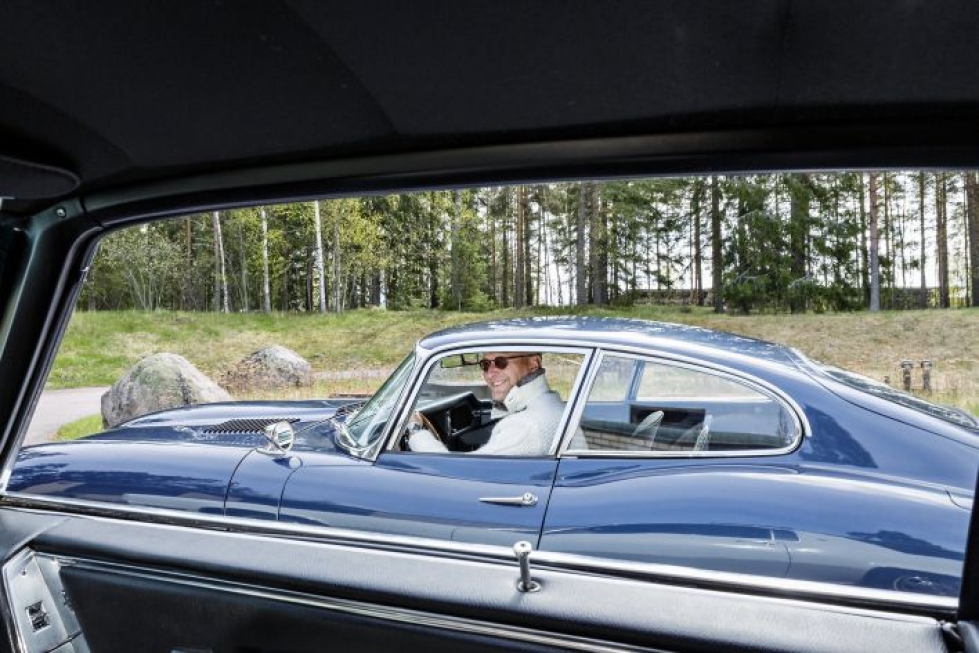 Jukka Ylitalo on sijoittanut hienoihin klassikkoautoihin, joilla on hänen mielestään mukava ajella. Kuvassa on Jaguar E-type vuodelta 1963.