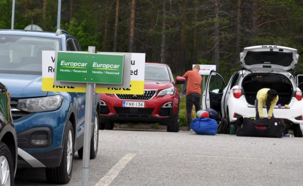 Pääkaupunkiseudulla vuokra-autoilla on kysyntää niin paljon, että autoja on tuotu sinne muualta Suomesta. Lehtikuva / Jussi Nukari