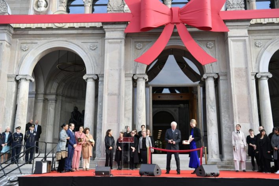 Ruotsin kansallismuseon avajaisseremoniassa nauhan leikkaa kuningas Kaarle Kustaa. LEHTIKUVA/TT