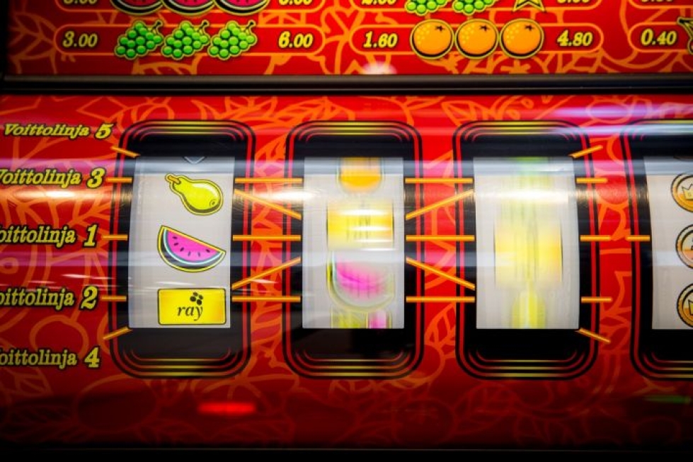 Perinteiset peliautomaatit ovat enää pieni osa rahapelien kirjoa. Pelaaminen on siirtymässä verkkoon, mikä saattaa lisätä ongelmia.