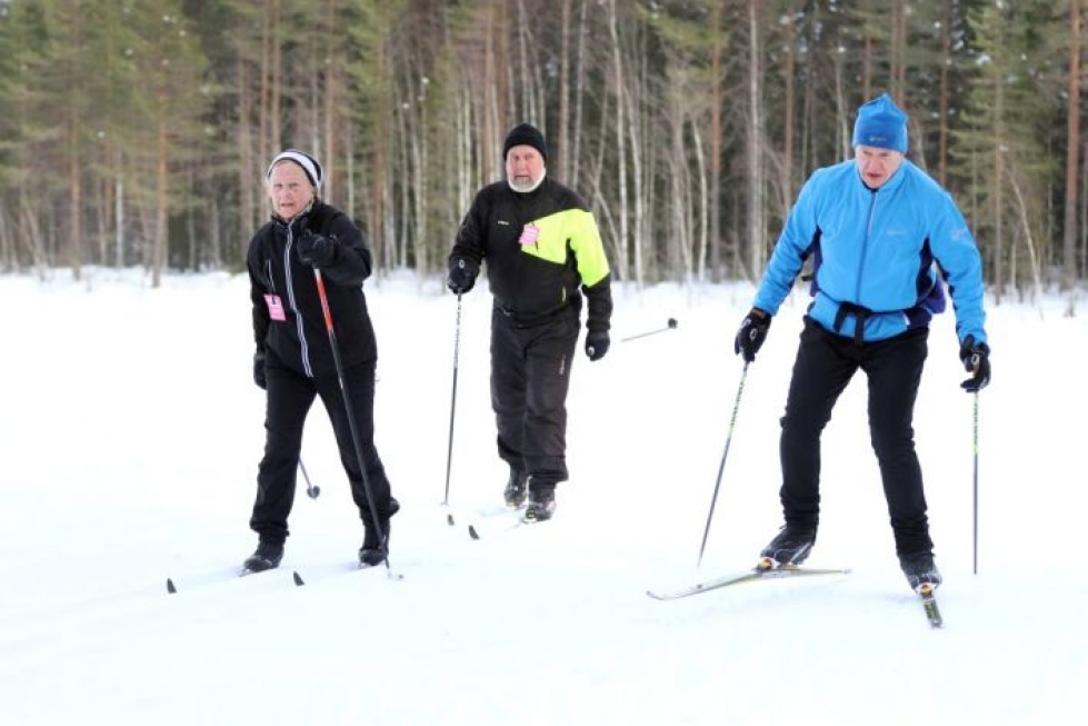 Brit-Marie ja Jarmo Siven (keskellä) hiihtelivät lomaviikon aikana Pohjois-Karjalassa sata kilometriä, ja niistä 25 perjantaina Ahmanhiihdossa.