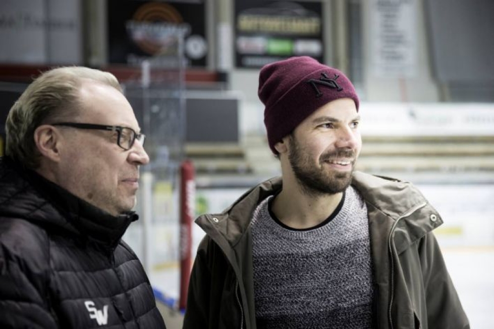 Hannu Pikkarainen (oik.) teki ensiesiintymisensä Koplassa. Mukana päävalmentaja Ari Aaltonen.