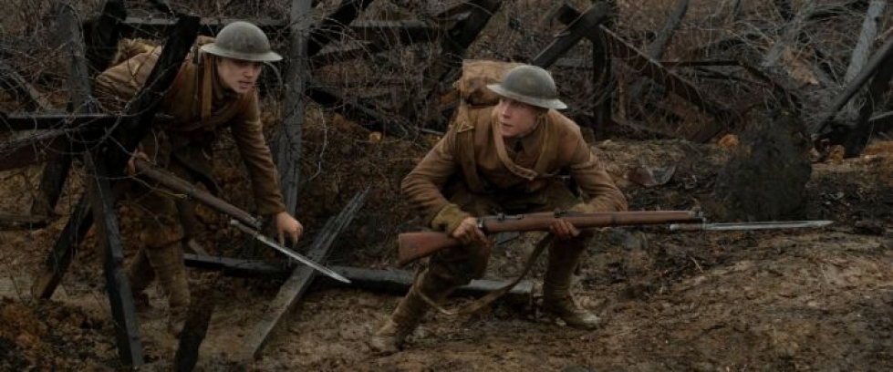Satojen sotilaiden henki on kiinni siitä, onnistuvatko Blake (Dean-Charles Chapman)  ja Schofield (George MacKay) tehtävässään viedä viesti saksalaisjoukkojen ohi.