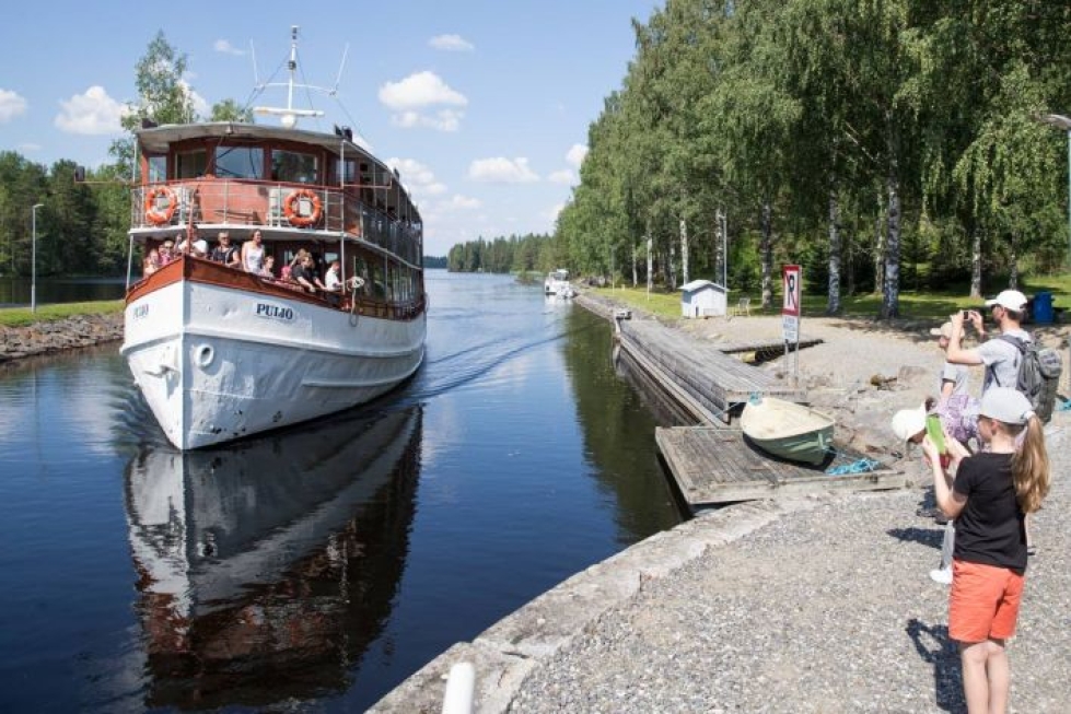 M/S Puijon matka Kuopiosta Savonlinnaan kestää kymmenen tuntia. Osa matkustajista kulkee kyydissä koko reitin, toiset nousevat ja jättävät laivan kesken matkan.