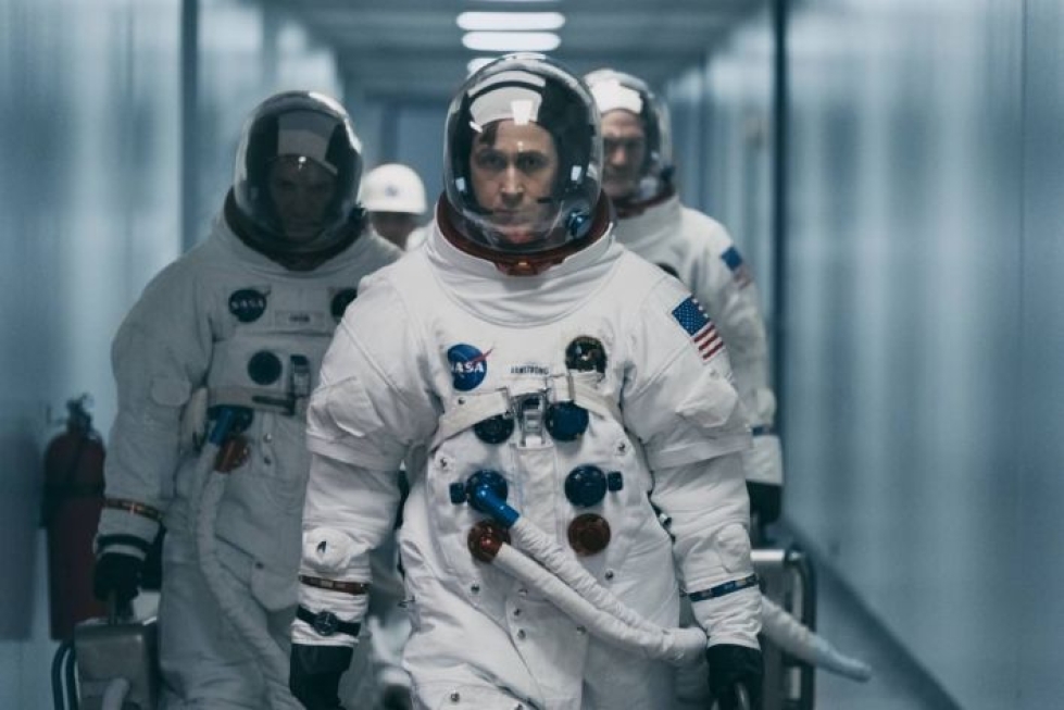 Maasta on hän tullut, avaruuteen on hän jälleen menevä.
Ryan Gosling tekee vähäsanaisen mutta tarkkailmeisen roolin
Neil Armstrongin roolissa.
