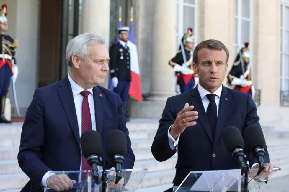 Rinne sanoi keskiviikkona, että Britannialla on syyskuun loppuun asti aikaa antaa esityksensä hallitsemattoman brexitin välttämisestä. Hän kertoi takarajasta Pariisissa tavattuaan Ranskan presidentin Macronin. LEHTIKUVA/AFP