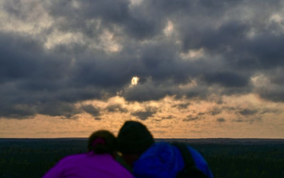 Suurimmassa osassa Suomea pilvipeite peitti auringonlaskun taakseen. Kuva Malminkartanon täyttömäeltä Helsingistä. LEHTIKUVA / MARKKU ULANDER
