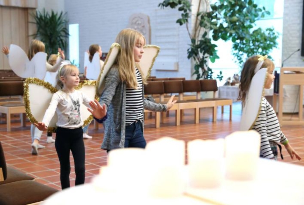 Mutalan koulu harjoittelee joulujuhlaansa varten Rantakylän kirkossa, kuvassa Saimi Horttanainen, Elsa Horttanainen ja Sini Ryynänen.