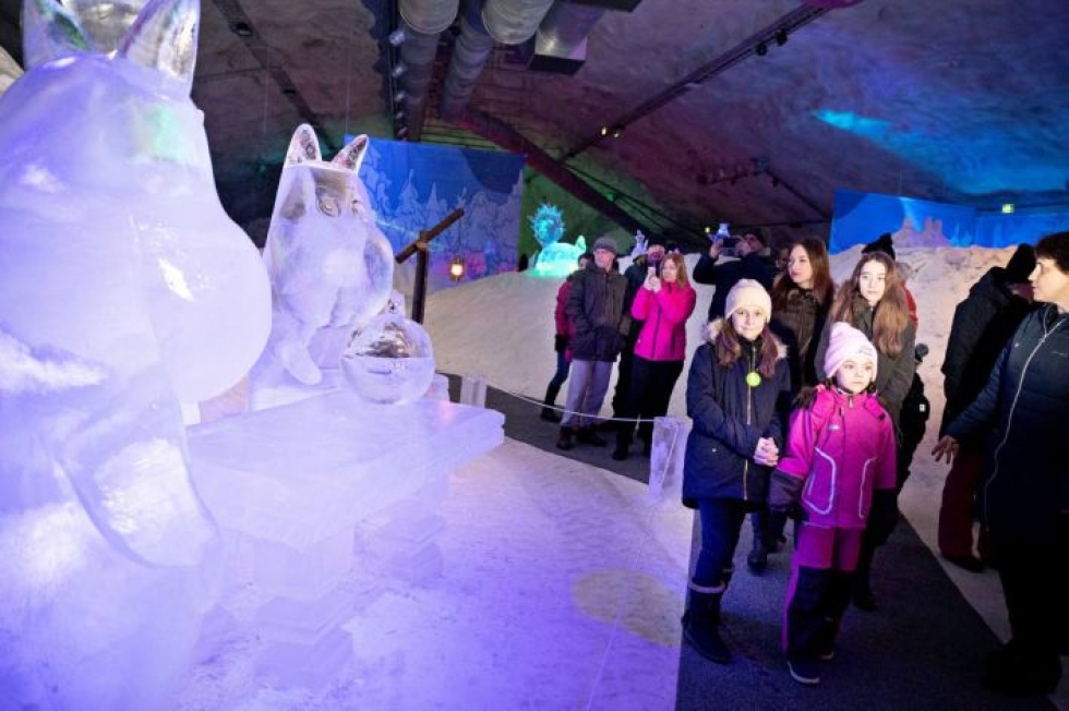 Eniten viisumeja Suomeen haetaan Venäjältä. Kuvassa petroskoilaisia turisteja katselemassa muumijääveistoksia uudenvuodenpäivänä Leppävirralla Pohjois-Savossa.
