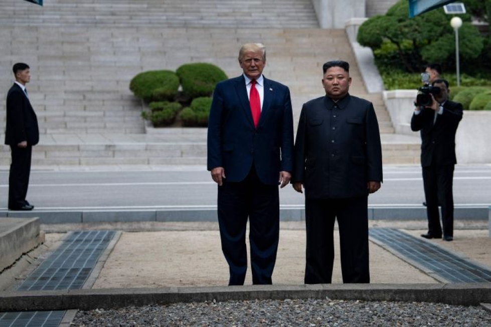 Yhdysvaltojen presidentti Donald Trump ja Pohjois-Korean johtaja Kim Jong-un tapasivat Koreoiden rajalla kesäkuussa. LEHTIKUVA/AFP
