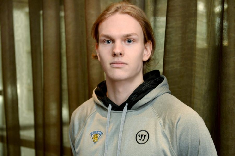 Puolustaja Urho Vaakanainen on yksi alle 20-vuotiaiden joukkueen nuorimmista pelaajista. LEHTIKUVA / Mikko Stig