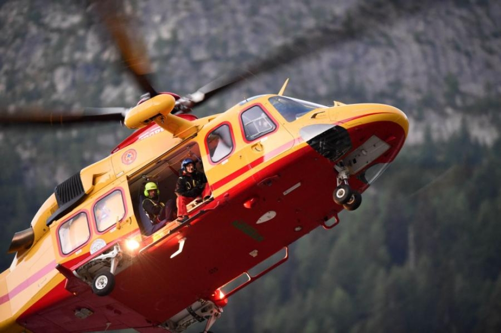 Yli sadasta hissin kyydissä olleesta turistista 70 saatiin pelastettua mm. helikopterien avulla. Kuva: Lehtikuva/AFP