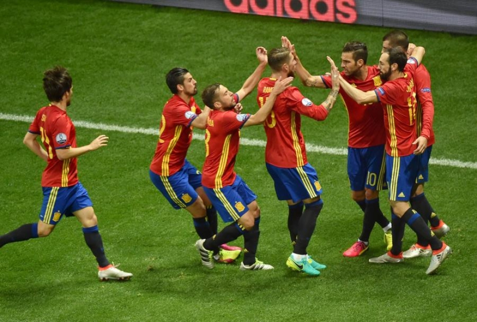 Espanjan pelaajat juhlivat vakuuttavaa 3–0-voittoa Turkista. LEHTIKUVA/AFP
