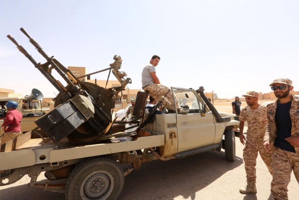 Libyan yhteinäishallituksen joukkoja eilen Abu Greinissä, jossa kuoli useita hallituksen sotilaita Isisin yllätyshyökkäyksessä.  LEHTIKUVA/AFP