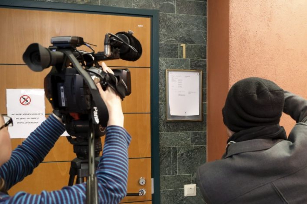Terrorismi- ja sotarikoksista syytetyn irakilaismiehen oikeudenkäynti alkoi Pirkanmaan käräjäoikeudessa Tampereella 1. helmikuuta 2017.  LEHTIKUVA / KALLE PARKKINEN