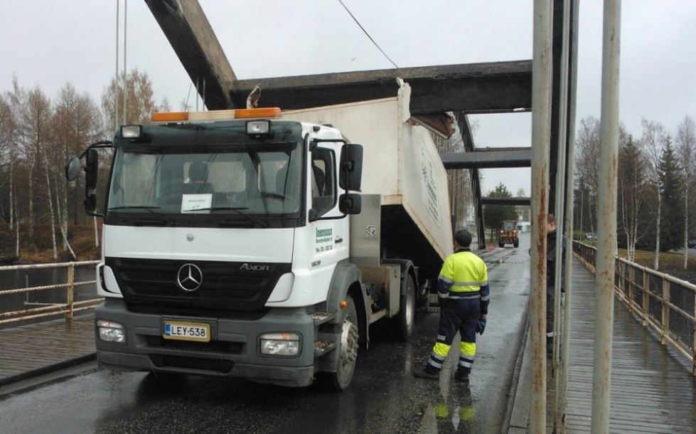 Kierrätyspaperia kuljettanut kuorma-auto törmäsi Kaarisillan rakenteisiin Lieksassa.