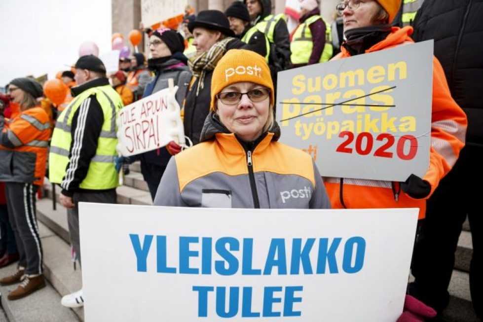 Turkulainen postinjakaja Johanna Majalahti otti osaa PAUn mielenosoitukseen. LEHTIKUVA / Roni Rekomaa