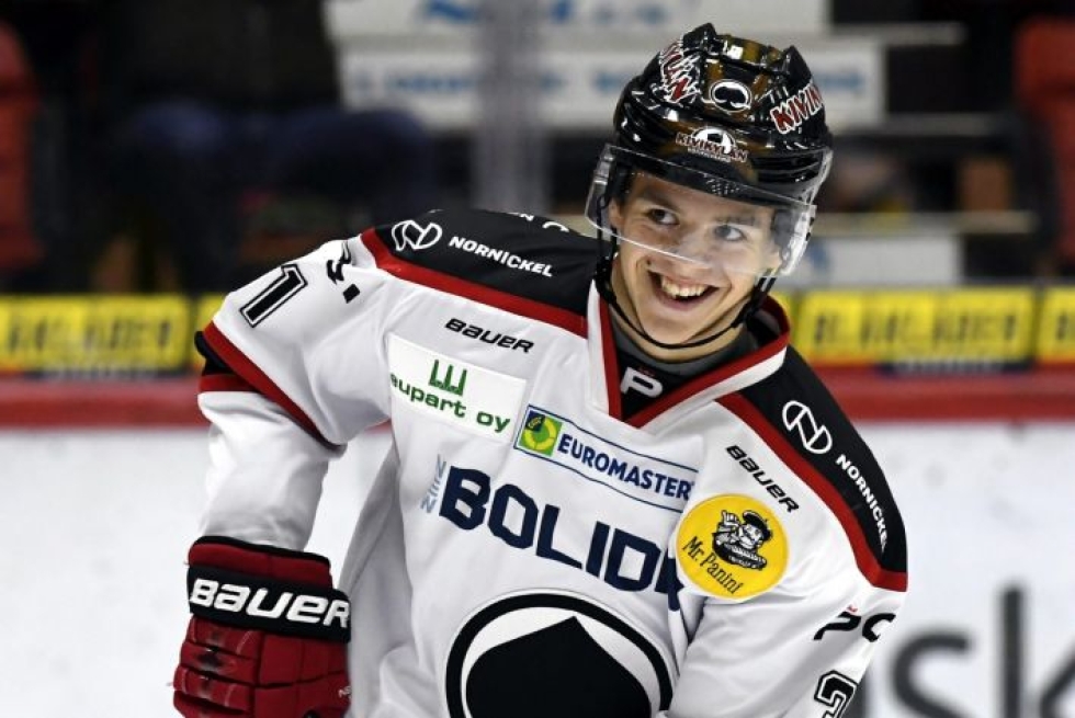 Sarjan kirkkaimpana nuorisotähtenä loistaa Porin Ässien Jesperi Kotkaniemi, jos hän palaa NHL:n harjoitusleiriltä Suomeen. LEHTIKUVA / Markku Ulander