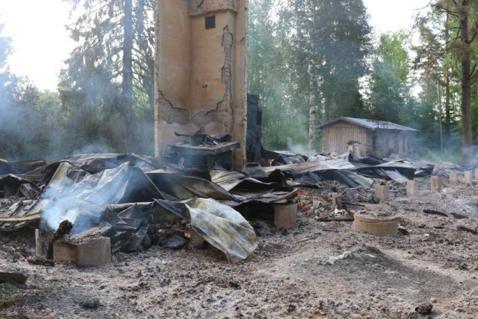 Salaman sytyttämä Varpasen kylätalo paloi lauantaiyönä perustuksiaan myöten, eikä irtaimistostakaan saatu pelastettu mitään.