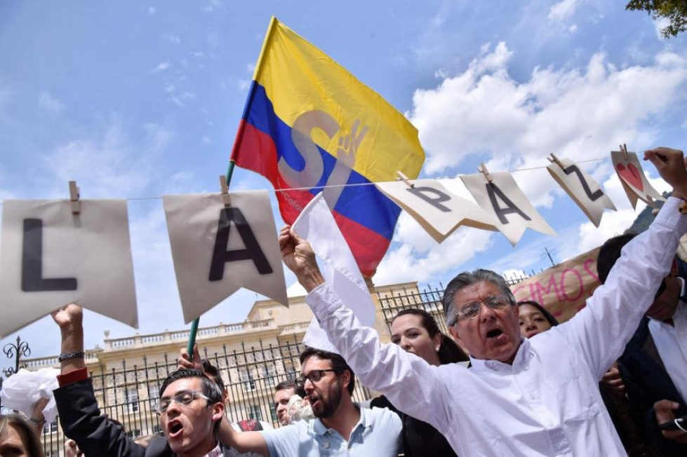 Ihmisiä osoittamassa tukeaan Kolumbian rauhanprosessille Bogotassa. LEHTIKUVA/AFP