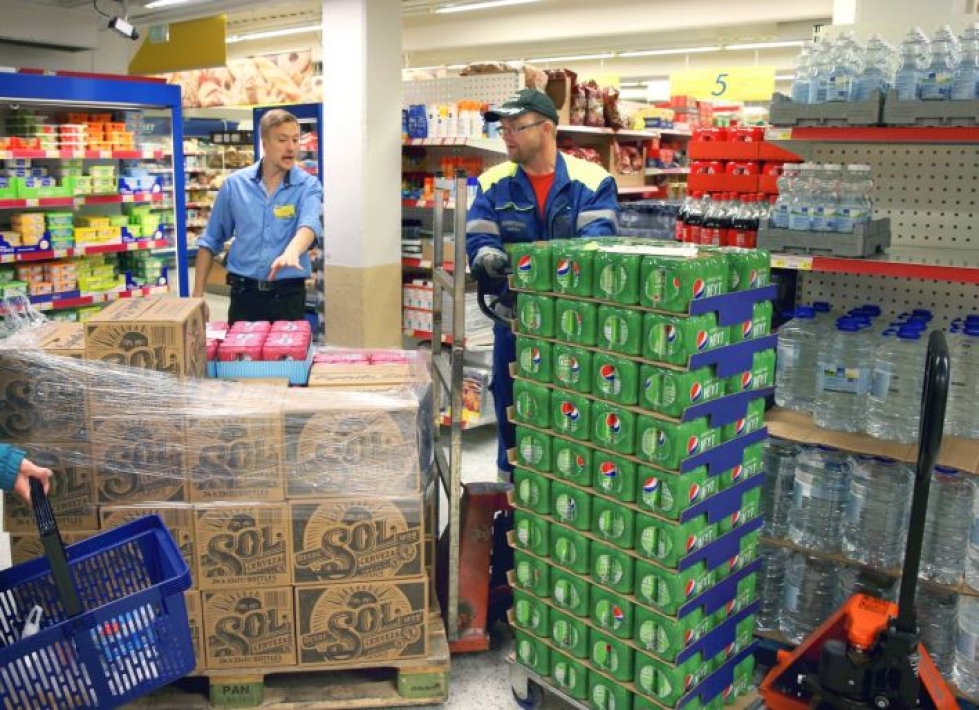 Juomat käyvät tulevana viikonloppuna kaupaksi Ilosaarirock-alueen lähistöllä sijaitsevissa kaupoissa. Kuva Papinkadun S-marketista vuodelta 2016.