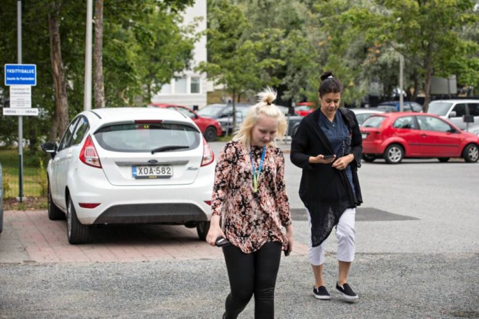 Lähihoitajat Heidi Arola ja Marjaana Leppämäki saivat pysäköityä autonsa kerrostalon vieraspaikalle kotihoidon asiakaskäynnillä Kuopiossa.
