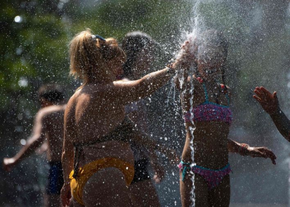 Korkeimmat lämpötilat tällä viikolla mitataan Espanjassa ja Ranskassa. Ihmiset vilvoittelivat keskiviikkona Madridissa. Kuva: Lehtikuva/AFP