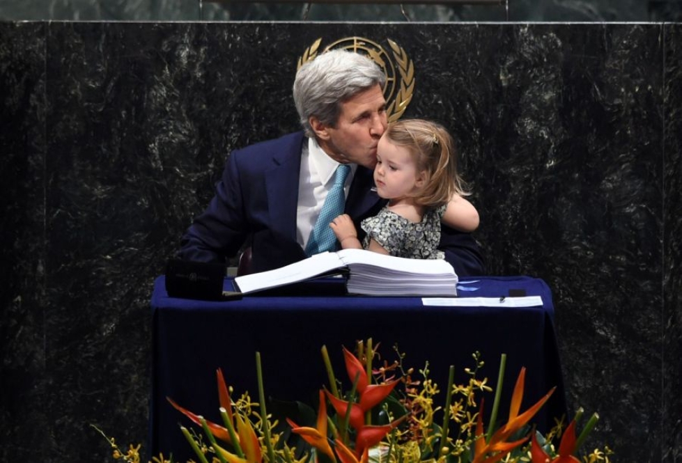 Yhdysvaltain ulkoministeri John Kerry allekirjoitti ilmastosopimuksen lapsenlapsi sylissään. LEHTIKUVA/AFP